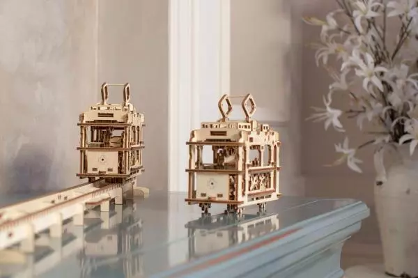 UGEARS Straßenbahn - mechanischer Holzbausatz – Bild 3