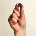 2. Kleiner quadratischer Magnet mit magnetischer Anziehung zwischen den Polen, für wissenschaftliche Experimente oder Spielzeug.