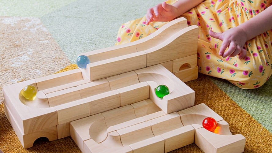 15 Vorteile von Holzspielzeug für die Kindesentwicklung