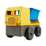 Der Kippwagen wird so genannt, weil er sich mit seinem Behälter gut eignet, um Dinge auszukippen. Wann das für dich nicht nach Spaß klingt, dann bist du nicht 3 Jahre alt! Der Kippwagen besteht aus 4 Teilen, die gleichzeitig ein leicht zu lösendes Puzzle darstellen. Die Teile passen problemlos ineinander, so gibt es keinen Frust. Und als Belohnung kannst du mit einem tollen Kipplaster umherfahren.