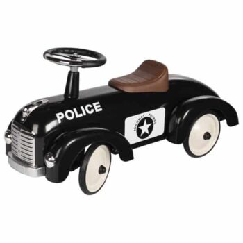 Politi kører køretøj