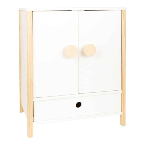 Der Small Foot Puppenschrank aus der Reihe „Little Button“ bietet mit einer Höhe von 48 cm viel Platz für Puppenkleider aller Art. Mit den leicht gängigen Flügeltüren kannst du den Puppenschrank bequem öffnen. Im Inneren findest du deine Kleiderstange und ein Fach, um Sachen zu verstauen. Ebenfalls enthalten sind spezielle Kleiderbügel, die über ein Gummiband verfügen. Damit eignen sie sich auch gut, um kleine Teile wie Schuhe oder Tücher zu verstauen. Um sicheres Spielen zu gewährleisten, sind alle Kanten abgerundet. Die weiße Farbgebung des Puppenschranks weiß sowohl Mädchen als auch Jungen zu gefallen. Der Schrank ist für Kinder ab 3 Jahren geeignet und passt perfekt zu allen anderen Produkten der „Little Button“-Reihe.