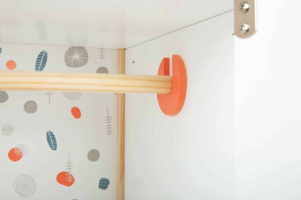 Der Small Foot Puppenschrank aus der Reihe „Little Button“ bietet mit einer Höhe von 48 cm viel Platz für Puppenkleider aller Art. Mit den leicht gängigen Flügeltüren kannst du den Puppenschrank bequem öffnen. Im Inneren findest du deine Kleiderstange und ein Fach, um Sachen zu verstauen. Ebenfalls enthalten sind spezielle Kleiderbügel, die über ein Gummiband verfügen. Damit eignen sie sich auch gut, um kleine Teile wie Schuhe oder Tücher zu verstauen. Um sicheres Spielen zu gewährleisten, sind alle Kanten abgerundet. Die weiße Farbgebung des Puppenschranks weiß sowohl Mädchen als auch Jungen zu gefallen. Der Schrank ist für Kinder ab 3 Jahren geeignet und passt perfekt zu allen anderen Produkten der „Little Button“-Reihe.