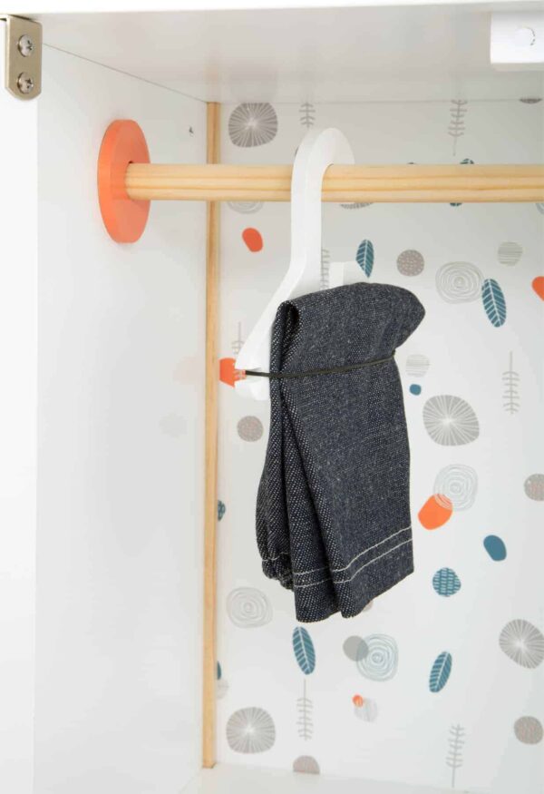 Der Small Foot Puppenschrank aus der Reihe „Little Button“ bietet mit einer Höhe von 48 cm viel Platz für Puppenkleider aller Art. Mit den leicht gängigen Flügeltüren kannst du den Puppenschrank bequem öffnen. Im Inneren findest du deine Kleiderstange und ein Fach, um Sachen zu verstauen. Ebenfalls enthalten sind spezielle Kleiderbügel, die über ein Gummiband verfügen. Damit eignen sie sich auch gut, um kleine Teile wie Schuhe oder Tücher zu verstauen. Um sicheres Spielen zu gewährleisten, sind alle Kanten abgerundet. Die weiße Farbgebung des Puppenschranks weiß sowohl Mädchen als auch Jungen zu gefallen. Der Schrank ist für Kinder ab 3 Jahren geeignet und passt perfekt zu allen anderen Produkten der „Little Button“-Reihe.