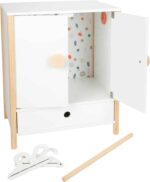 Der Small Foot Puppenschrank aus der Reihe „Little Button“ bietet mit einer Höhe von 48 cm viel Platz für Puppenkleider aller Art. Mit den leicht gängigen Flügeltüren kannst du den Puppenschrank bequem öffnen. Im Inneren findest du deine Kleiderstange und ein Fach, um Sachen zu verstauen. Ebenfalls enthalten sind spezielle Kleiderbügel, die über ein Gummiband verfügen. Damit eignen sie sich auch gut, um kleine Teile wie Schuhe oder Tücher zu verstauen. Um sicheres Spielen zu gewährleisten, sind alle Kanten abgerundet. Die weiße Farbgebung des Puppenschranks weiß sowohl Mädchen als auch Jungen zu gefallen. Der Schrank ist für Kinder ab 3 Jahren geeignet und passt perfekt zu allen anderen Produkten der „Little Button“-Reihe.