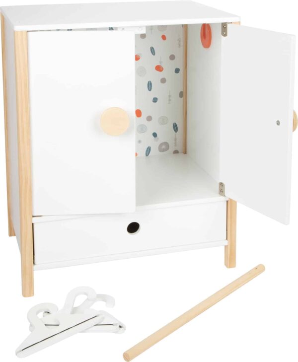 Der Small Foot Puppenschrank aus der Reihe „Little Button“ bietet mit einer Höhe von 48 cm viel Platz für Puppenkleider aller Art. Mit den leicht gängigen Flügeltüren kannst du den Puppenschrank bequem öffnen. Im Inneren findest du deine Kleiderstange und ein Fach, um Sachen zu verstauen. Ebenfalls enthalten sind spezielle Kleiderbügel, die über ein Gummiband verfügen. Damit eignen sie sich auch gut, um kleine Teile wie Schuhe oder Tücher zu verstauen. Um sicheres Spielen zu gewährleisten, sind alle Kanten abgerundet. Die weiße Farbgebung des Puppenschranks weiß sowohl Mädchen als auch Jungen zu gefallen. Der Schrank ist für Kinder ab 3 Jahren geeignet und passt perfekt zu allen anderen Produkten der „Little Button“-Reihe.