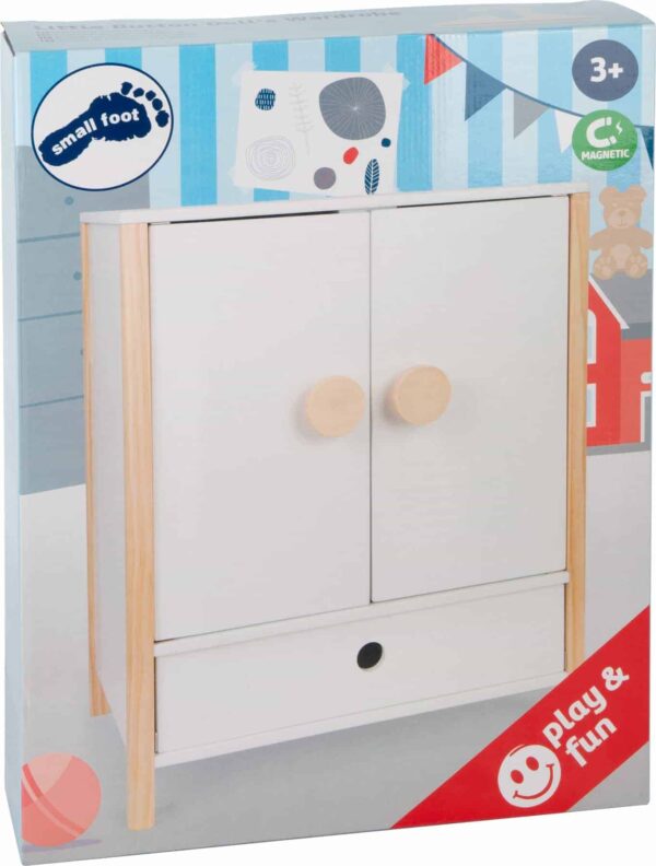 Der Small Foot Puppenschrank aus der Reihe „Little Button“ bietet mit einer Höhe von 48 cm viel Platz für Puppenkleider aller Art. Mit den leicht gängigen Flügeltüren kannst du den Puppenschrank bequem öffnen. Im Inneren findest du deine Kleiderstange und ein Fach, um Sachen zu verstauen. Ebenfalls enthalten sind spezielle Kleiderbügel, die über ein Gummiband verfügen. Damit eignen sie sich auch gut, um kleine Teile wie Schuhe oder Tücher zu verstauen. Um sicheres Spielen zu gewährleisten, sind alle Kanten abgerundet. Die weiße Farbgebung des Puppenschranks weiß sowohl Mädchen als auch Jungen zu gefallen. Der Schrank ist für Kinder ab 3 Jahren geeignet und passt perfekt zu allen anderen Produkten der „Little Button“-Reihe.