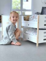Der Small Foot Puppenschrank aus der Reihe „Little Button“ bietet mit einer Höhe von 48 cm viel Platz für Puppenkleider aller Art. Mit den leicht gängigen Flügeltüren kannst du den Puppenschrank bequem öffnen. Im Inneren findest du deine Kleiderstange und ein Fach, um Sachen zu verstauen. Ebenfalls enthalten sind spezielle Kleiderbügel, die über ein Gummiband verfügen. Damit eignen sie sich auch gut, um kleine Teile wie Schuhe oder Tücher zu verstauen. Um sicheres Spielen zu gewährleisten, sind alle Kanten abgerundet. Die weiße Farbgebung des Puppenschranks weiß sowohl Mädchen als auch Jungen zu gefallen. Der Schrank ist für Kinder ab 3 Jahren geeignet und passt perfekt zu allen anderen Produkten der „Little Button“-Reihe.