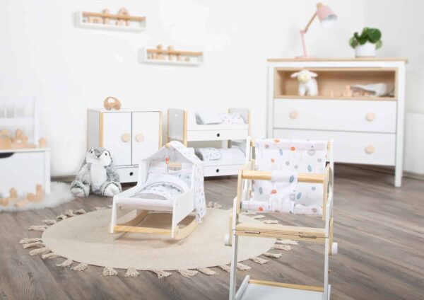 Der Small Foot Puppenschrank aus der Reihe „Little Button“ bietet mit einer Höhe von 48 cm viel Platz für Puppenkleider aller Art. Mit den leicht gängigen Flügeltüren kannst du den Puppenschrank bequem öffnen. Im Inneren findest du deine Kleiderstange und ein Fach, um Sachen zu verstauen. Ebenfalls enthalten sind spezielle Kleiderbügel, die über ein Gummiband verfügen. Damit eignen sie sich auch gut, um kleine Teile wie Schuhe oder Tücher zu verstauen. Um sicheres Spielen zu gewährleisten, sind alle Kanten abgerundet. Die weiße Farbgebung des Puppenschranks weiß sowohl Mädchen als auch Jungen zu gefallen. Der Schrank ist für Kinder ab 3 Jahren geeignet und passt perfekt zu allen anderen Produkten der „Little Button“-Reihe.