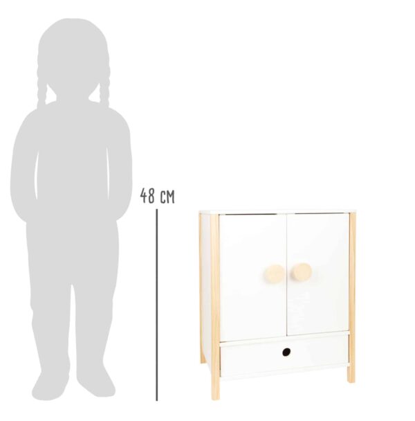 Der Small Foot Puppenschrank aus der Reihe „Little Button“ bietet mit einer Höhe von 48 cm viel Platz für Puppenkleider aller Art. Mit den leicht gängigen Flügeltüren kannst du den Puppenschrank bequem öffnen. Im Inneren findest du deine Kleiderstange und ein Fach, um Sachen zu verstauen. Ebenfalls enthalten sind spezielle Kleiderbügel, die über ein Gummiband verfügen. Damit eignen sie sich auch gut, um kleine Teile wie Schuhe oder Tücher zu verstauen. Um sicheres Spielen zu gewährleisten, sind alle Kanten abgerundet. Die weiße Farbgebung des Puppenschranks weiß sowohl Mädchen als auch Jungen zu gefallen. Der Schrank ist für Kinder ab 3 Jahren geeignet und passt perfekt zu allen anderen Produkten der „Little Button“-Reihe.