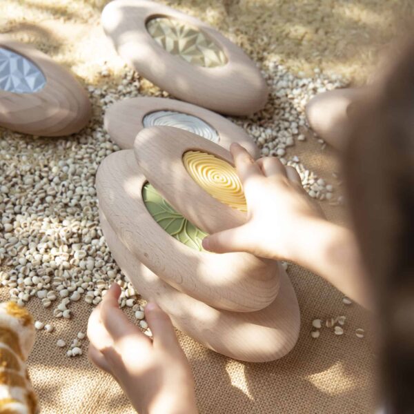 Guidecraft Holzstapel - Sensorik Flusssteine