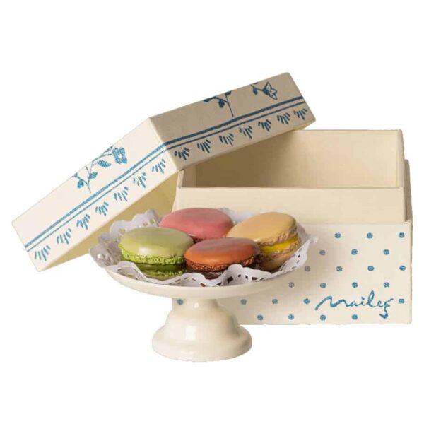 Maileg Macarons auf Kuchenplatte