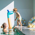 Quut-Noodel-friends-Pool-Schwimmen-173427-Giraffe