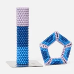 Bilder von bunten Kugelbaukästen, die an geometrische Formen erinnern.