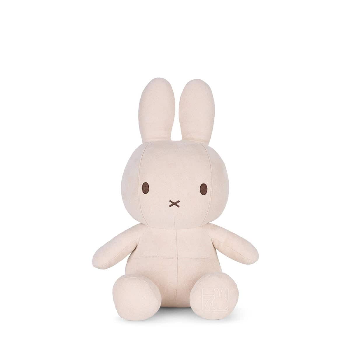 Weißer Kuscheltier Hasenfigur, soft und plüschig, ideal für Kinder zum Kuscheln oder Sammeln. Das Design zeigt das bekannte Miffy-Motiv, perfekt für das Kinderzimmer oder als Geschenk.