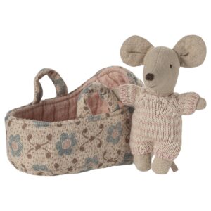 Weißer Stoffbär mit rosa Pullover und einem Stoffkorb mit floralem Muster, geeignet als Kuscheltier und Dekoration für Babyzimmer.