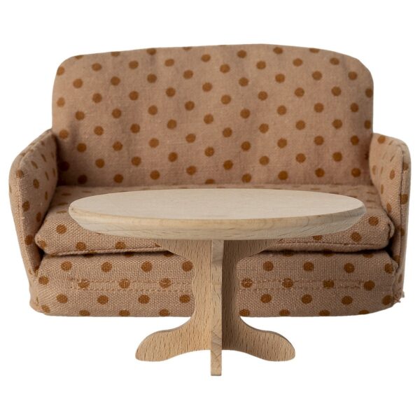 2. Detailaufnahme eines kleinen Puppenmöbel-Sofas mit Stoffbezug und Polka-Dot-Muster, kombiniert mit einem runden Holzcouchtisch.