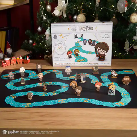 Verlängertes Harry Potter Adventskalender-Spielmuster mit Figuren und Zauber-Elementen auf einem schwarzen Spielbrett vor einem Weihnachtsbaum.