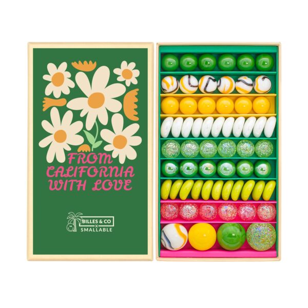 Geschenkbox mit bunten Blumen- und Golfbällen, ideal für Geschenke oder Dekorationen.