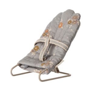 Kleiner Schneeschuh für Kinder mit grauem Stoff und Blumenmuster, geeignet für Winterwanderungen.